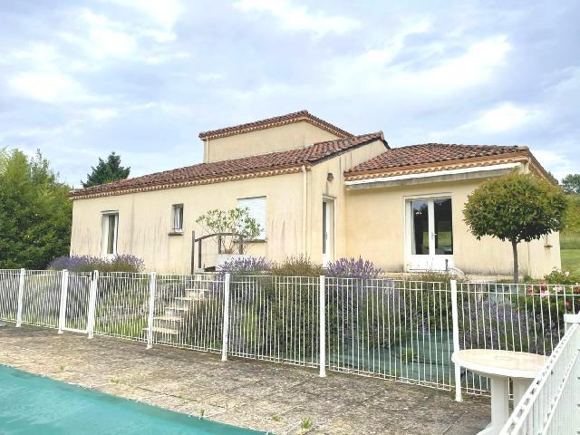 House for sale LUZECH 46140 Lot Midi-Pyrénées France: Detached House with 3 Bedrooms,  Garage and Swimming pool. Nestled on the serene banks of the River Lot, the village is a hidden gem in the heart of southwest France. Surrounded by rolling hills and s...