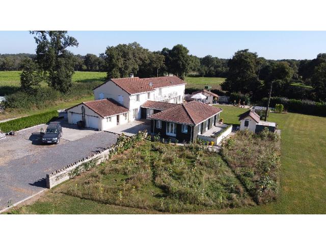 Gites-Chambres-d-hotes te koop in&nbsp;LA BAZEUGE 87210 Haute-Vienne Limousin Frankrijk: Prachtige landelijke woning met zes slaapkamers, vier en-suite badkamers en een overdekt zwembadcomplex. We presenteren u met trots een buitengewone kans om een ​​magnifieke vrijstaande woning met...