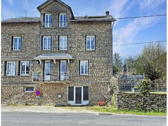Gîtes/Chambres d'hôtes te koop in MADRANGES 19470 Corrèze Limousin France: Adembenemend mooi huis met 6 slaapkamers, spa, interne lift, schuur, binnenplaats en tuin. Prachtig gelegen in het prachtige landelijke dorpje Madranges, ligt dit stenen huis met 6 slaapkamers, spa en...