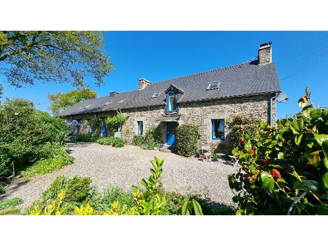 Gites-Chambres-d-hotes te koop in SAINT MAYEUX 22320 Côtes-d'Armor Bretagne Frankrijk: Prachtige stenen longère verdeeld in drie woningen, studio en camping, met potentie voor inkomsten. Gelegen aan de rand van het charmante dorpje Saint-Mayeux, is deze prachtig onderhouden Bretonse lo...