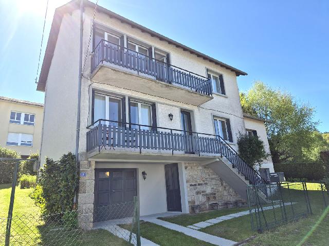 Huis te koop in TREIGNAC 19260 Corrèze Limousin France: Prachtige woning met 4 slaapkamers, garage, aparte werkplaats en omgeven door een tuin van 471 m². Prachtig gelegen aan de rand van het mooie stadje Treignac, ligt deze woning met 4 slaapkamers, prac...
