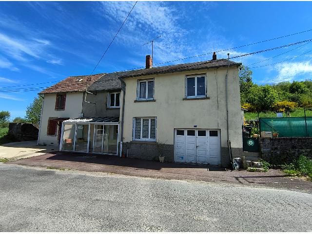 Haus&nbsp;zu verkaufen in&nbsp;BENEVENT L ABBAYE 23210 Creuse Frankreich. Doppelhaushälfte mit 1,6 Hektar Grundstück. Versteckt in einer ruhigen Gasse, nur wenige Gehminuten vom Dorf Benevent L'Abbaye entfernt, befindet sich diese Doppelhaushälfte mit 3 Schlafzimmern. Si...