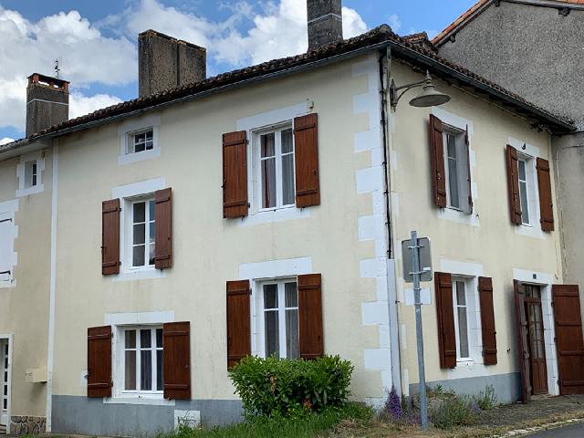 Haus zu verkaufen in BENEST 16350 Charente Frankreich. Haus mit 2 Schlafzimmern in der Nähe von Champage-Mouton. Dieses traditionelle Steinhaus in einem kleinen Dorf in der Nähe von Champagne-Mouton bietet komfortables Familienleben in einzigartiger Lag...