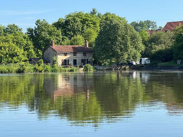 Landwirtschafliche-Immobilie zu verkaufen in MEILHAC 87800 Haute-Vienne Frankreich. Unglaublicher, über 300 Jahre alter See mit etabliertem Karpfenfischereibetrieb. In wunderschöner ländlicher Lage in Haute Vienne-Limousin, nur 20 Minuten von der atemberaubenden Stadt Limoges entf...