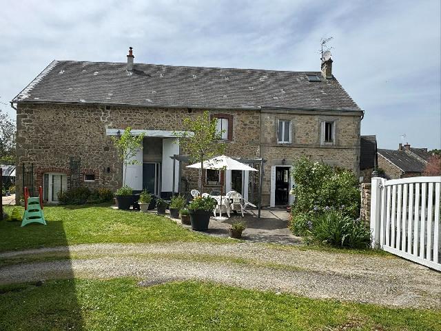 Haus zu verkaufen in FURSAC 23290 Creuse Frankreich. Atemberaubendes Bauernhaus aus Stein und 2 große Scheunen mit 1650 m² großem Garten. An der Grenze der Départements Creuse und Haute-Vienne im Limousin gelegen, bietet dieses beeindruckende und im...