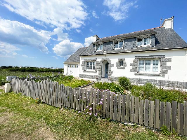 Huis te koop in PLOZEVET 29710 Finistère Bretagne Frankrijk: Charmante, gerenoveerde gezinswoning met 5 slaapkamers aan zee, garage en tuin. Op slechts een steenworp afstand van de kust biedt deze prachtig gerenoveerde woning aan zee in het kustplaatsje Plozév...