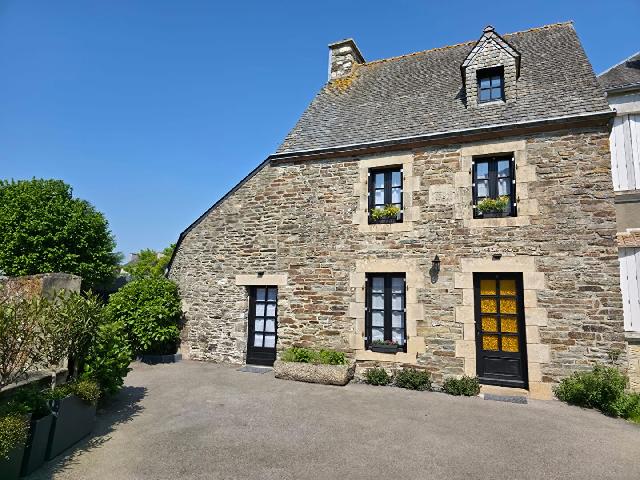 Huis te koop in PLÉVIN 22340 Côtes-d'Armor Bretagne Frankrijk: Onberispelijke stenen woning met 2 slaapkamers en stijlvolle studio met 1 slaapkamer. Mondiale stijl ontmoet rustieke charme. Ontdek deze werkelijk unieke en prachtig gerenoveerde halfvrijstaande sten...