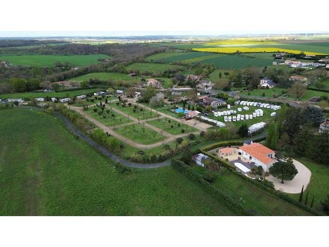 Camping à vendre à AIRVAULT 79600 Deux-Sèvres Poitou-Charentes France: Camping avec 72 Emplacements, Licence IV  & Piscine Une opportunité d'investir dans un camping au coeur de la France ! <br />
Niché près des rives tranquilles de la rivière Thouet, juste aux abords du ...