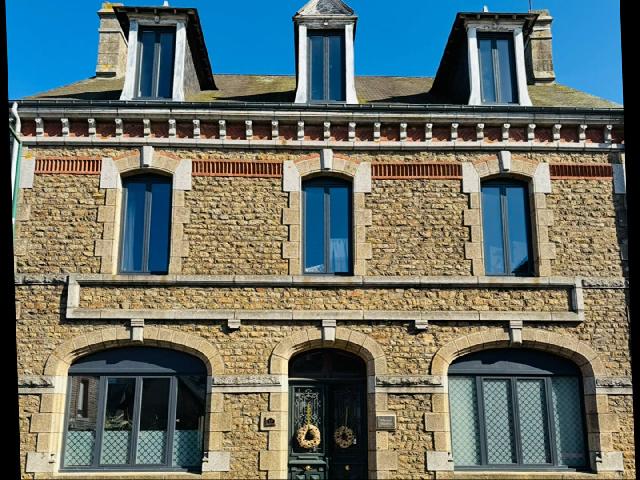 Huis te koop in LANDIVY 53190 Mayenne Pays de la Loire France: Onlangs gerenoveerde dorpswoning met 5 slaapkamers in LANDIVY. Deze prachtige woning dateert vermoedelijk uit 1912. Het is onlangs gerenoveerd tot de hoogste standaard en is klaar om te betrekken en t...