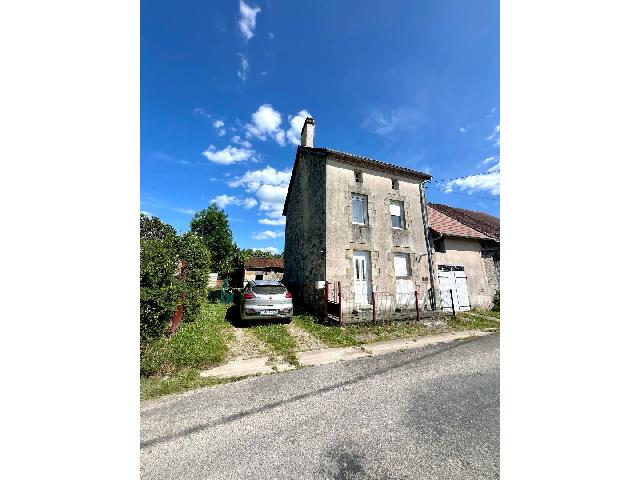 Maison à vendre à DOMPIERRE LES EGLISES 87190 Haute-Vienne Limousin France: Charmante Maison avec un Agencement Spacieux et Dépendances Polyvalentes Située au coeur d'un village paisible, Dompierre-les-Eglises, cette belle propriété récemment rénovée offre un agencemen...