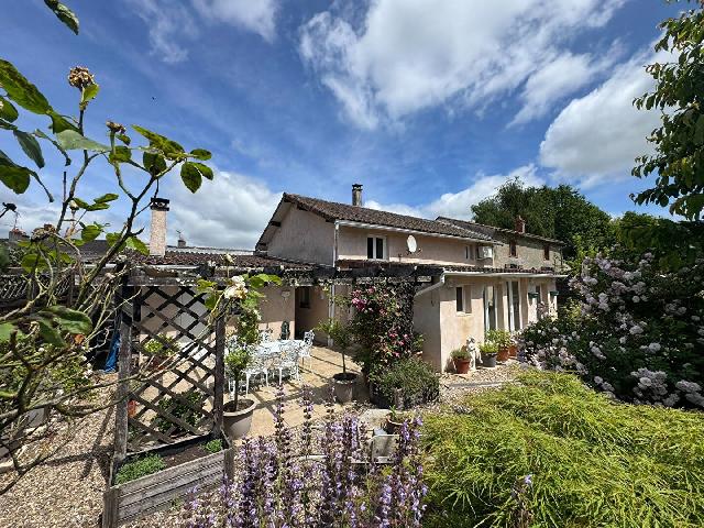Huis te koop in LE DORAT 87210 Haute-Vienne Limousin Frankrijk: Prachtig gepresenteerde woning met een tweede te renoveren huisje en een tuin van 4.373 m². Gelegen op slechts 5 minuten lopen van het charmante middeleeuwse stadje Le Dorat in het departement Haute-...