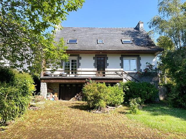 Huis te koop in HUELGOAT 29690 Finistère Bretagne France: Ruime, op het zuiden gelegen gezinswoning met 4 slaapkamers, studio, garage en tuin. Gelegen op een benijdenswaardige locatie aan de rand van het mystieke Huelgoat-bos en op slechts twee minuten lopen...