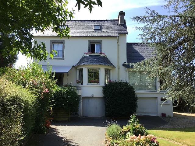 Huis te koop in CARHAIX PLOUGUER 29270 Finistère Bretagne France: Een door een architect ontworpen huis met 4 slaapkamers, gelegen op een perceel van 1202 m²! Deze woning is in de jaren 50 ontworpen en gebouwd door een lokale architect en heeft in de jaren 70 een u...