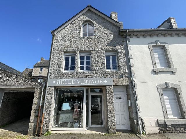 Commercieel object te koop in HUELGOAT 29690 Finistère Bretagne France: Investeringspand aan het meer met gerenoveerd appartement, bedrijfsruimte en werkplaats. Gelegen op een gewilde locatie met uitzicht op het pittoreske meer van Huelgoat, biedt dit unieke pand een veel...