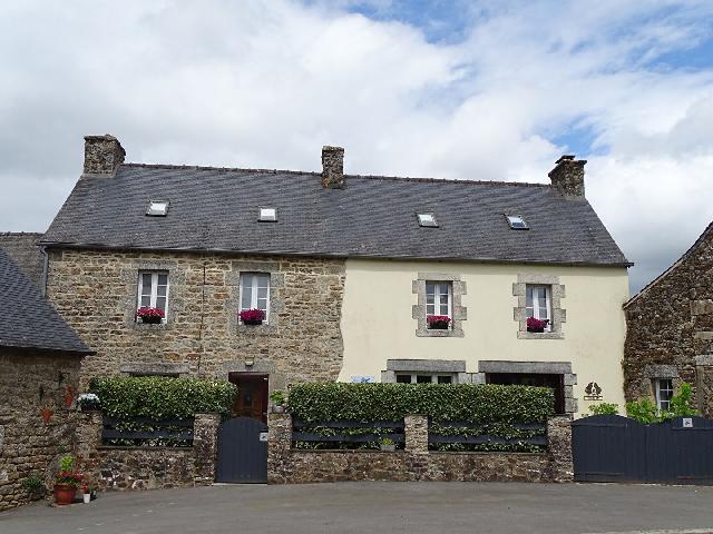 Maison à vendre à QUINTIN 22800 Côtes-d'Armor Bretagne France: Superbe maison, 5 chambres avec de beaux jardins et un terrain séparé Cette maison est un projet impressionnant. Ce bien, ancien bâtiment délabré, a fait l'objet d'une rénovation complète pour ...