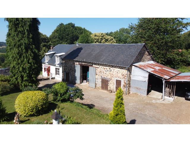 Huis te koop in LA PORCHERIE 87380 Haute-Vienne Limousin Frankrijk: Prachtige set met twee aparte accommodaties. Charmante woning op het platteland met twee wooneenheden en panoramisch uitzicht? Ideale investering of woning voor meerdere gezinnen.<br />
<br />
Gelegen aan de ra...