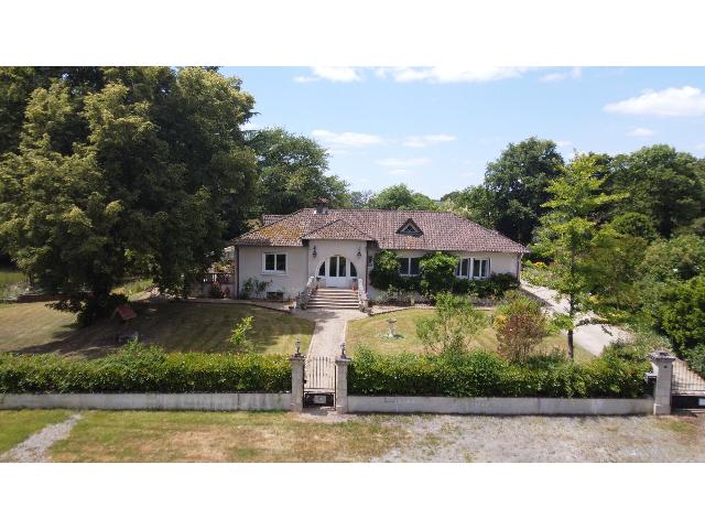 Haus zu verkaufen in VAL D'OIRE ET GARTEMPE 87320 Haute-Vienne Frankreich. Atemberaubendes Haus mit über 1 Hektar angrenzendem Grundstück und Swimmingpool. Freistehender Bungalow in ruhigem Weiler – absolute Privatsphäre und hervorragendes Potenzial.<br />
<br />
Versteckt am End...