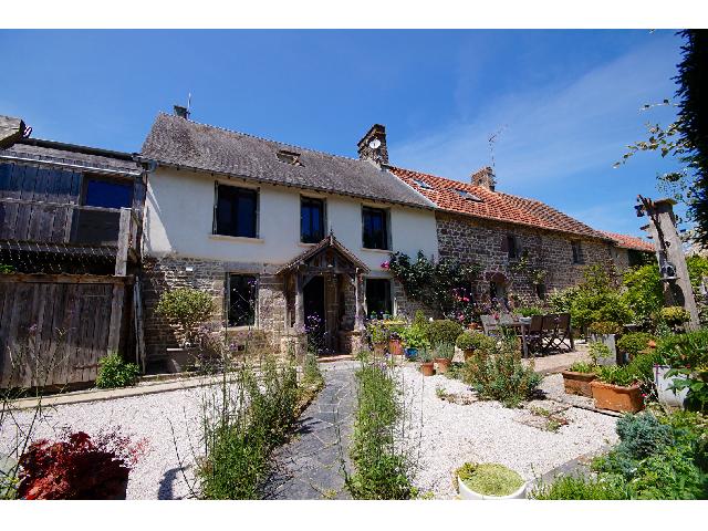 Huis te koop in MOYON VILLAGES 50860 Manche Basse-Normandie France: Ruime woning met 5 slaapkamers in karaktervolle natuursteen. Ontdek deze prachtige woning met 8 kamers in het charmante stadje Moyon Villages, gelegen in de prachtige regio La Manche in Frankrijk. Met...