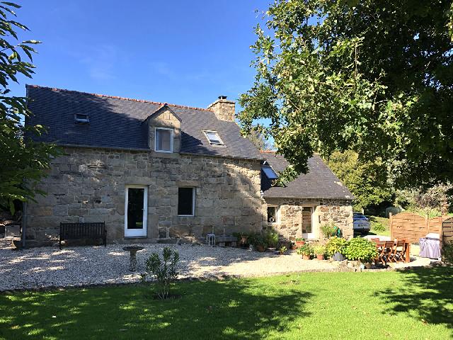 Haus zu verkaufen in LOCARN 22340 Côtes-d'Armor Frankreich. Zwei Steinhäuser mit je 2 Schlafzimmern auf einem 3508 m² großen Grundstück. Diese beiden atemberaubenden Steinhäuser verfügen beide über eine eigene Auffahrt und sind in sich abgeschlossen. Da...
