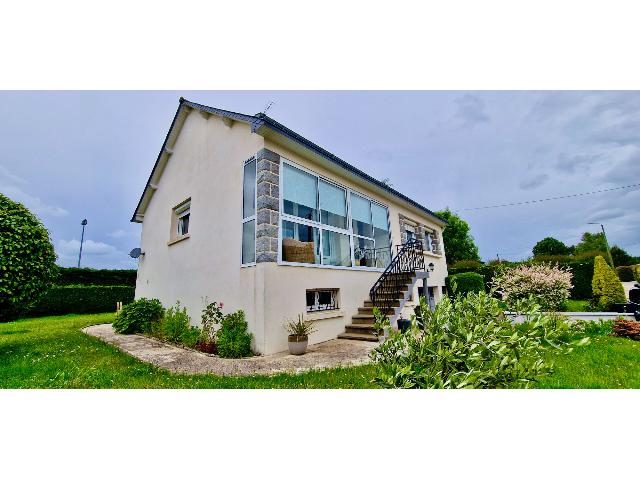 House&nbsp;for sale&nbsp;PLOUGUENAST LANGAST 22150 Côtes-d'Armor Bretagne France: Well presented 3 bedroom village home with sous-sol, garden, drive and no work to do ! <br />
This fine example of a pavillon style building is just a short walk from a fantastic bakery, supermarket, bar a...