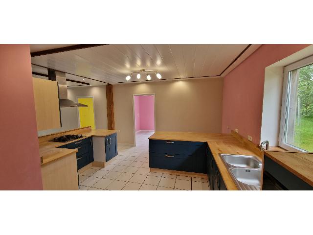 Haus zu verkaufen in PLEMET 22210 Côtes-d'Armor Frankreich. Geräumiger und heller Bungalow mit 4 Schlafzimmern, 4143 m² Grundstück, Garage und in der Nähe von Einkaufsmöglichkeiten. Energieeffizient, geräumig und auf einem großen Grundstück gelegen, da...