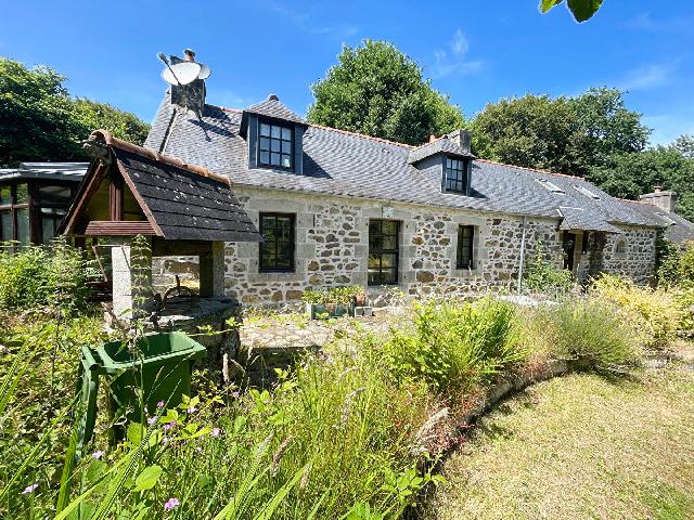 Huis te koop in CALLAC 22160 Côtes-d'Armor Bretagne Frankrijk: Idyllisch wonen op het platteland. Stenen longère met 4 slaapkamers, gîte, 4,5 hectare grond en een recreatievijver. Ontsnap naar het vredige hart van het Bretonse platteland en omarm een ​​zelf...