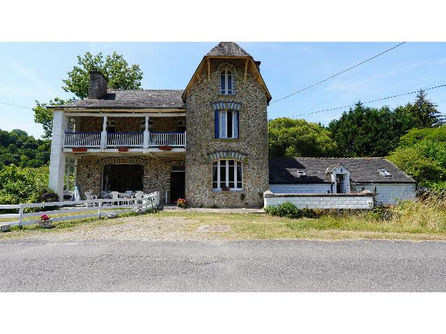 Gîtes-Chambres-d-hôtes à vendre à SAINT NICOLAS DES EAUX 56930 Morbihan Bretagne France: Ensemble touristique aux bords du Blavet à Saint Nicolas des Eaux Ensemble immobilier de caractère à Saint-Nicolas-des-Eaux, au bord du Blavet<br />
Au coeur de la vallée du Blavet, dans le charmant vi...