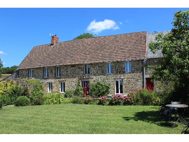 Huis te koop in CAMPEAUX 14350 Calvados Basse-Normandie France: Stenen woning, 4 slaapkamers en 1,2 hectare grond. Dit is een prachtig stenen huis, verscholen in het landschap met weids uitzicht en zonder directe buren. Het nabijgelegen Campeaux en de A84 zijn gem...