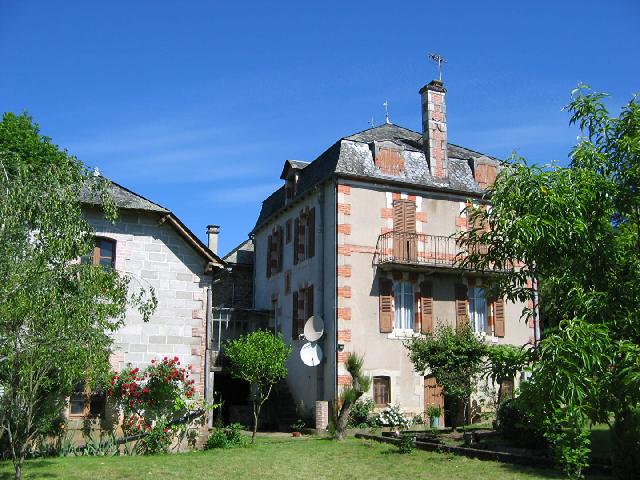Huis te koop in SAINT CHAMANT 19380 Corrèze Limousin France: Prachtig groot stenen huis met 5 slaapkamers, een bijgebouw en een tuin van 3112 m². Gelegen in het dorp St Chamant, vlakbij Argentat-sur-Dordogne, ligt dit prachtige en unieke, statige stenen huis m...