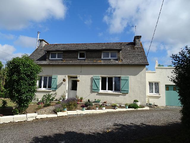 Maison à vendre à MAEL CARHAIX 22340 Côtes-d'Armor Bretagne France: Une maison individuelle de deux chambres avec une vue imprenable ! Cette ferme traditionnelle en pierre de style breton, dotée d'un grand garage et d'un atelier, est située sur un beau terrain offra...
