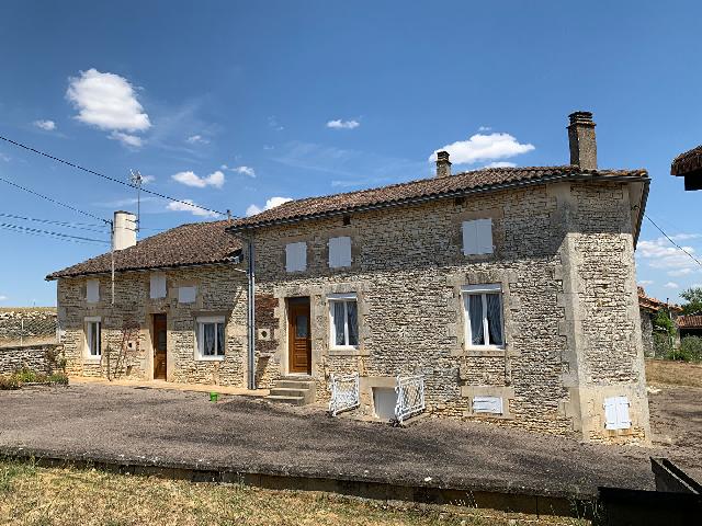 Maison à vendre à POURSAC 16700 Charente Poitou-Charentes France: Maison Située dans un hameau paisible, à seulement quelques minutes en voiture du charmant village de Verteuil-sur-Charente et à proximité de la ville de Ruffec, cette belle maison ancienne en pie...