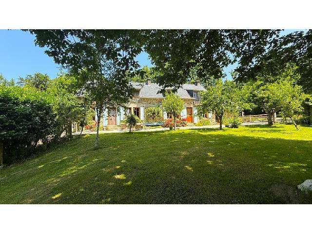 Huis te koop in CHAMBERET 19370 Corrèze Limousin France: Prachtig stenen huis met 5 slaapkamers of een woning met gîte, zwembad en een perceel van 2476 m². Gelegen in een landelijk gehucht binnen de gemeente CHAMBERET, ligt dit prachtige stenen huis met 5...