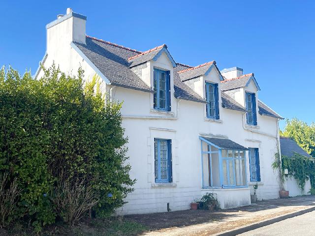 Huis te koop in CHATEAUNEUF DU FAOU 29520 Finistère Bretagne France: Renovatiemogelijkheid. Charmante dorpswoning met grote tuin en garage. Deze fraaie dorpswoning met 3 slaapkamers, gelegen op een royaal perceel van 1200 m² in het hart van Laz, Finistère, biedt fant...