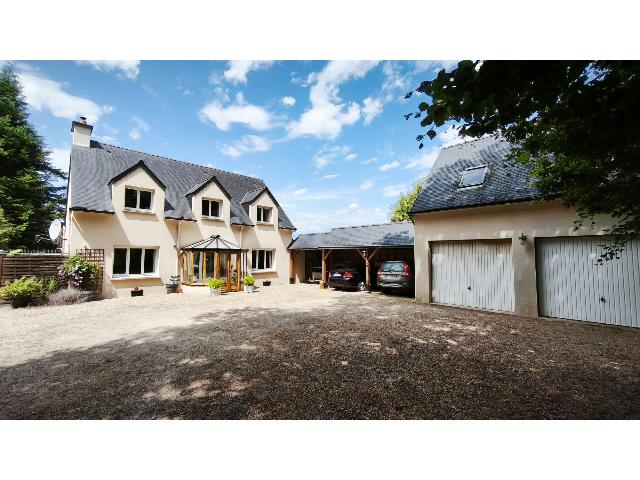 Huis te koop in PLOERDUT 56160 Morbihan Bretagne France: Vrijstaande woning met 4 slaapkamers aan de rand van een populair dorp. Deze aantrekkelijke en goed onderhouden woning, gebouwd in 2006 volgens een op maat gemaakt architectenplan, biedt ruime woonrui...
