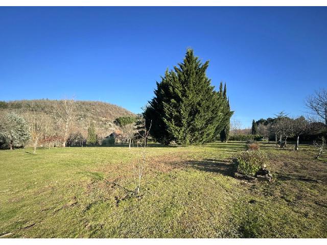 Bouwterrein te koop in LUZECH 46140 Lot Midi-Pyrénées France: Bouwgrond met bouwvergunning, DICHTBIJ SCHOLEN EN COLLEGE<br />
<br />
Bouwgrond van 2500 m² in Luzech, met bouwvergunning.<br />
Het is instapklaar voor uw hoofd- of tweede woning.<br />
<br />
Twee scholen liggen op minder...