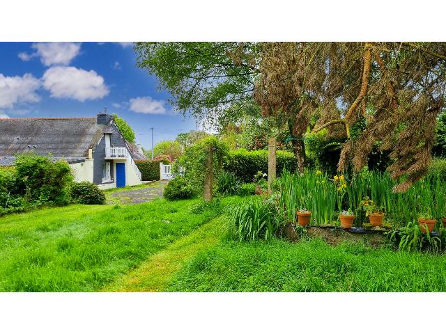 Haus&nbsp;zu verkaufen in&nbsp;MERDRIGNAC 22230 Côtes-d'Armor Frankreich. Haus mit 3 Schlafzimmern, Nebengebäuden, einem 3300 m² großen, gepflegten Garten mit Obstbäumen, Teich, Parkplatz und Brunnen.<br />
Die Doppelhaushälfte bietet zahlreiche Nebengebäude und Schuppen s...