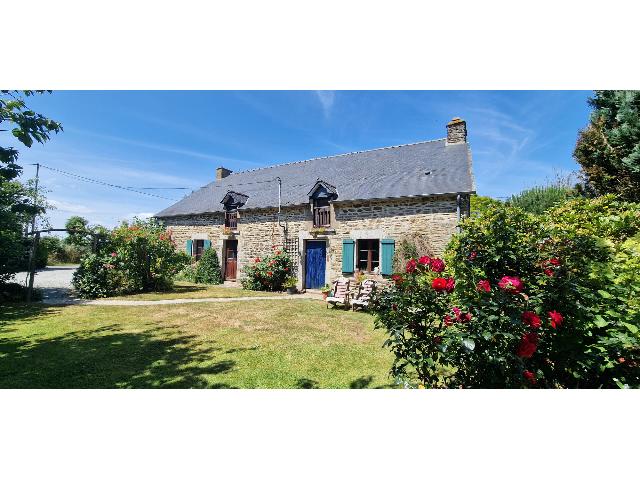 Huis te koop in PLUMIEUX 22210 Côtes-d'Armor Bretagne Frankrijk: Ruime, traditionele woning met 4 slaapkamers op het platteland, een prachtige tuin, grond en parkeergelegenheid. Gelegen in de populaire en actieve gemeente Plumieux, profiteert deze woning met 4 slaa...