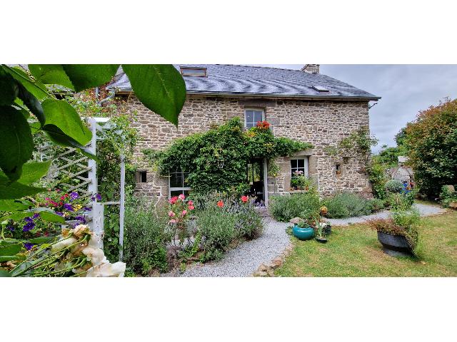 Huis te koop in MENEAC 56490 Morbihan Bretagne France: Prachtig uniek en stijlvol stenen huis met 3 slaapkamers en een bijgebouw met 1 slaapkamer, een schitterende tuin en een veld.<br />
<br />
Als een huis zo mooi is, is het moeilijk om weg te willen! Maar dat mo...