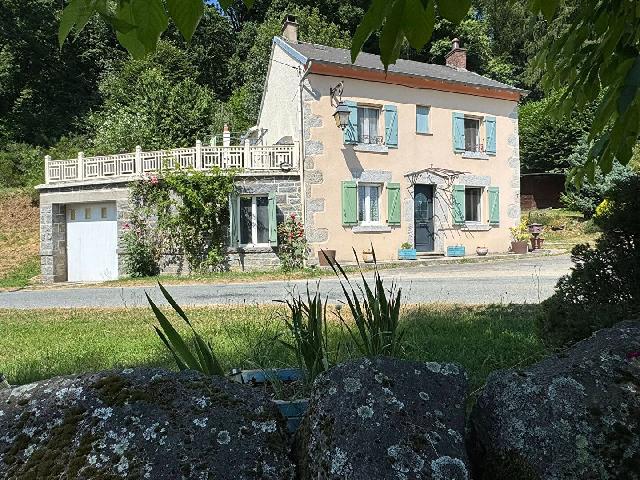 Maison à vendre à CHAVANAT 23250 Creuse Limousin France: Charmante Maison de Campagne avec Vue Imprenable ? Prête à Emménager Nichée au coeur de la campagne creusoise, dans la pittoresque région du Limousin, à seulement 15 minutes de la ville de Guér...