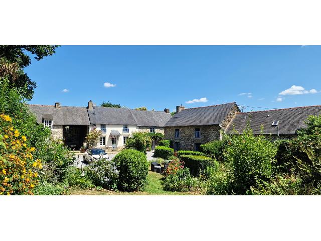 Gites-Chambres-d-hotes te koop in&nbsp;MERDRIGNAC 22230 Côtes-d'Armor Bretagne Frankrijk: Karakteristiek Bretons stenen huis met 3 gîtes, verwarmd zwembad; prachtige tuin - kant-en-klare bedrijfsruimte, of een droomlandgoed voor een gezin in de natuur.<br />
Bent u op zoek naar een vakantiewon...