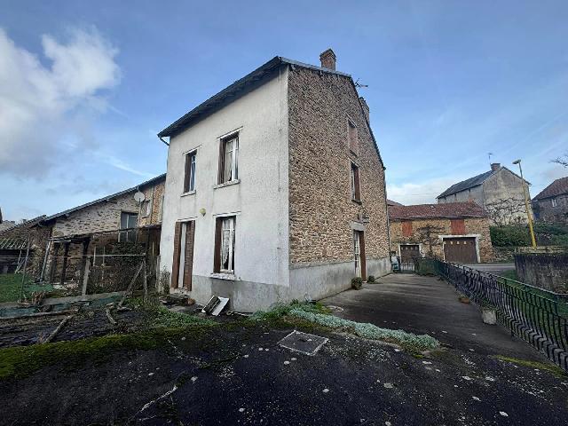 Haus zu verkaufen in BESSINES SUR GARTEMPE 87250 Haute-Vienne Frankreich. Sanierungsbedürftiges Dorfhaus in der Nähe von Bessines-sur-Gartempe. Dieses großzügige Haus in einem kleinen Weiler zwischen Folles und Bessines-sur-Gartempe ist modernisierungsbedürftig, aber s...