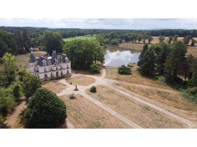 Huis te koop in LE DORAT 87210 Haute-Vienne Limousin Frankrijk: Prachtig sprookjesachtig kasteel, gelegen in een park van 12 hectare met een meertje. Elegant Frans kasteeldomein met meertje, park, evenementenzaal en gastenverblijven<br />
Haute-Vienne | Nabij Le Dorat ...