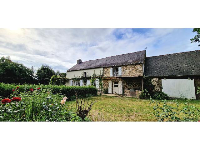 Huis te koop in MENEAC 56490 Morbihan Bretagne France: Charmante vrijstaande woning met 2 slaapkamers en een prachtige tuin rondom, garage en weiland.<br />
Deze vrijstaande stenen woning is omgeven door een prachtige cottage-stijl tuin met een verscheidenheid...