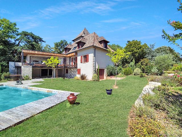 Huis te koop in BRIVE LA GAILLARDE 19100 Corrèze Limousin France: Uitzonderlijke woning met 6 slaapkamers, garage, appartement, stenen zwembad en een tuin van 3.853 m². Prachtig gelegen aan het einde van een privéweg in het centrum van BRIVE-LA-GAILLARDE, ligt dez...