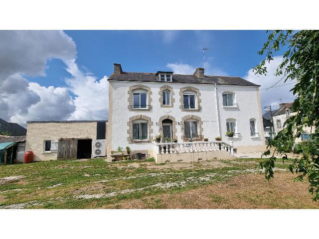 Huis te koop in ROHAN 56580 Morbihan Bretagne France: Ruime woning met 4 slaapkamers op het zuiden in een dorpse omgeving. Deze lichte en luchtige woning, gelegen in het gastvrije dorp Credin, biedt de perfecte combinatie van comfort, ruimte en locatie, ...
