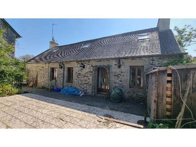 Huis te koop in GUERLEDAN 22530 Côtes-d'Armor Bretagne France: Charmante vrijstaande woning met 3 slaapkamers. Gelegen in een pittoresk dorpje net buiten Guerledan, biedt deze heerlijke vrijstaande woning met 3 slaapkamers een perfecte mogelijkheid voor een start...