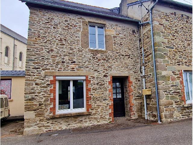 Huis te koop in LA TRINITE PORHOET 56490 Morbihan Bretagne Frankrijk: Karakteristiek stenen herenhuis met 3 slaapkamers in een actief dorp met een meer - onderhoudsarm - nieuw dak! DIT is uw perfecte, onderhoudsarme woning of huurmogelijkheid!<br />
<br />
Op de begane grond bevi...