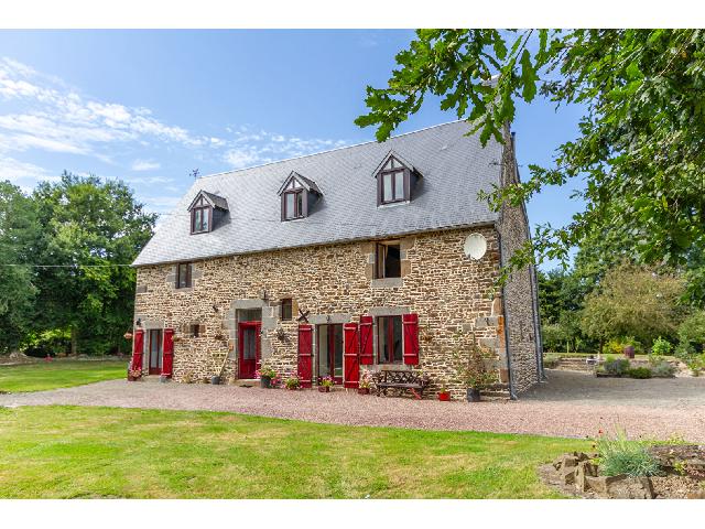 Huis te koop in SAINT QUENTIN LES CHARDONNETS 61800 Orne Basse-Normandie France: Stenen huis met 5 slaapkamers en een aparte gîte met 3 slaapkamers. Gelegen op meer dan 2 hectare, bieden een smaakvol gerenoveerd stenen huis met 5 slaapkamers, een stenen gîte met 3 slaapkamers en...