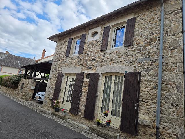 Huis te koop in NOUIC 87330 Haute-Vienne Limousin Frankrijk: Charmant stenen huis in het hart van Nouic. Volledig gemeubileerd en instapklaar. Dit prachtig gepresenteerde stenen huis is gelegen in het pittoreske dorpje Nouic, op slechts een korte loopafstand va...