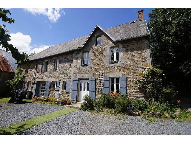 Huis te koop in GAVRAY SUR SIENNE 50450 Manche Basse-Normandie France: Ruime stenen woning met 4 slaapkamers op het platteland nabij GAVRAY SUR SIENNE. Dit is een prachtige, karakteristieke stenen woning met vier slaapkamers, gelegen op het platteland, op een paar minute...